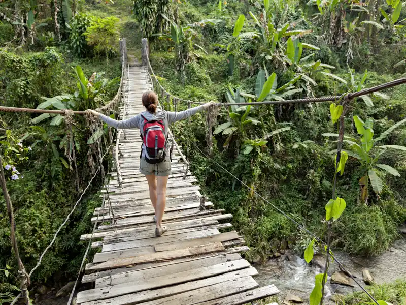 Auf Ihrer Reise durch Thailand sehen Sie im Dschungel viele Hängebrücken. Vielleicht sind Sie mutig und betreten selbst eine Hängebrücke.