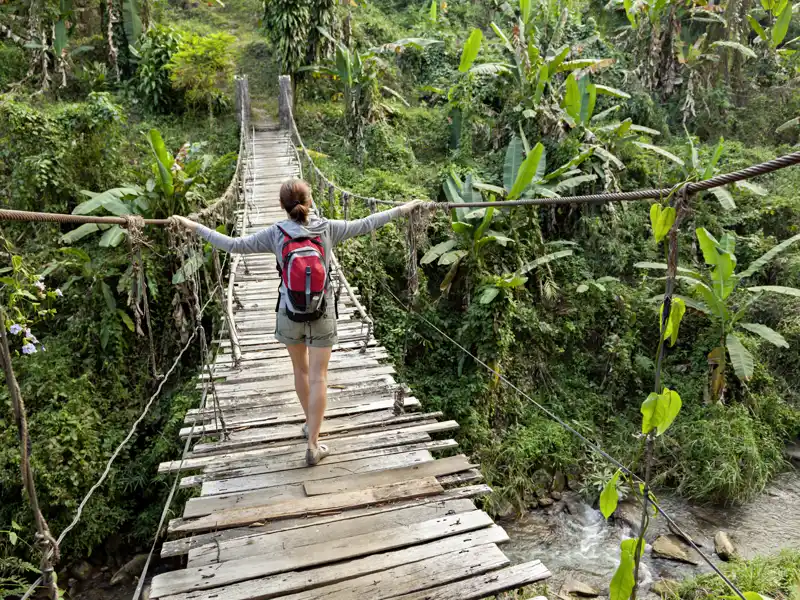 Auf Ihrer individuellen Reise durch Thailand sehen Sie im Dschungel viele Hängebrücken. Vielleicht sind Sie mutig und betreten selbst eine davon.