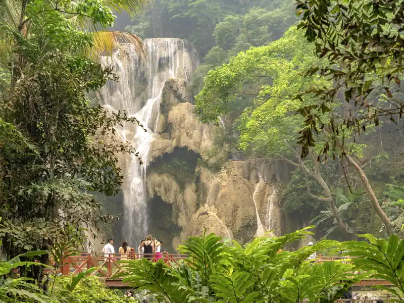 Bei einem Besuch des Kuang-Si-Wasserfalls in Laos haben Sie auch die Möglichkeit zu einem kühlen Bad.