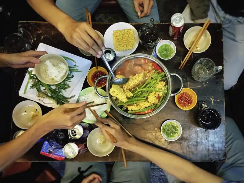 Lernen Sie bei Ihrer Reise durch Vietnam das abwechslungsreiche Essen kennen. Eine vietnamesiche Pho sollten Sie auf jeden Fall probieren.