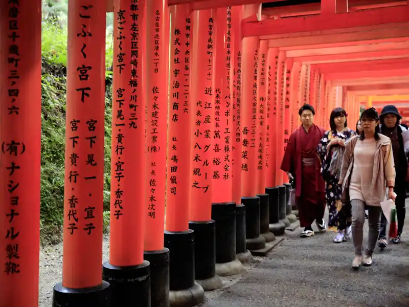 Auf Ihrer Rundreise durch Japan kommen Sie auch nach Kyoto - wie wäre es am freien Nachmittag mit einem Besuch des berühmten Fushimi-Inari-Schreins - bekannt für seine Alleen aus roten Toriis.