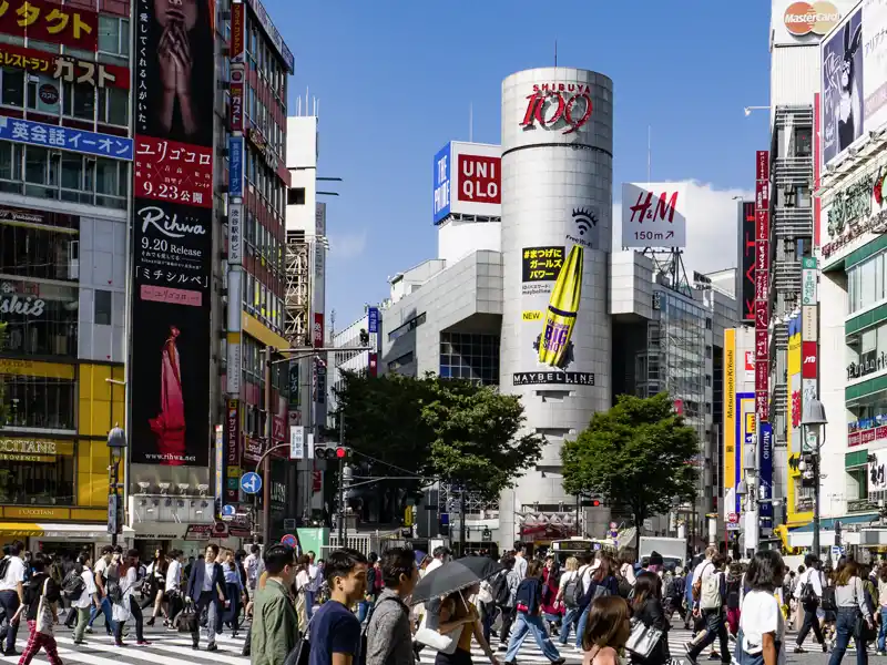 Zu Beginn Ihrer individuellen Rundreise durch Japan erkunden Sie Tokio. Wie wäre es am freien Tag mit einem Streifzug durch das Viertel Shibuya - die berühmte Shibuya-Kreuzung wird stündich von 15000 Menschen überquert.