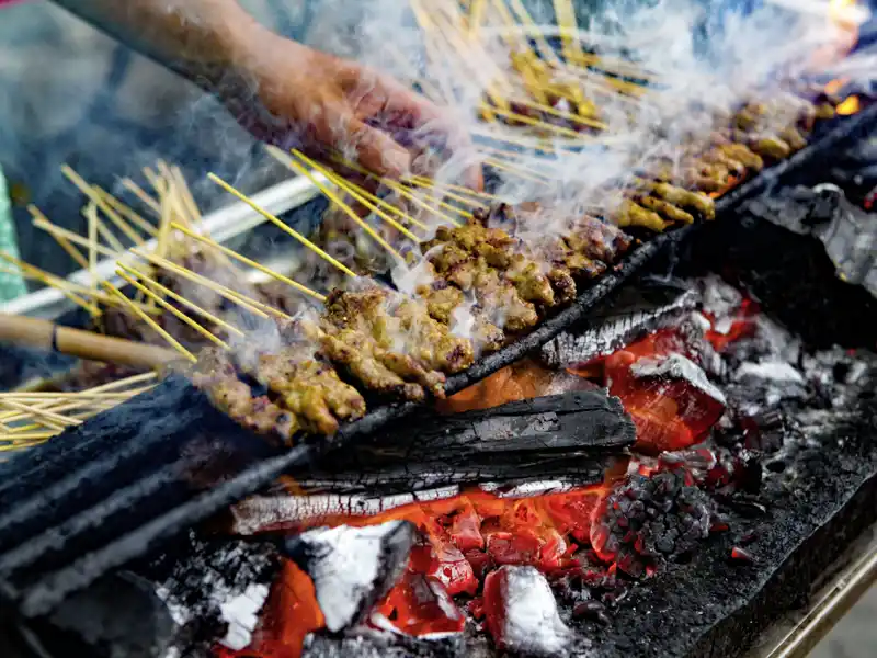 Was Sie auf Ihrer individuellen Rundreise durch Malaysia unbedingt probieren sollten: Streetfood an einem der Stalls.