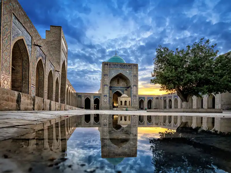 Auf Ihrer individuellen Reise durch Usbekistan sehen Sie großartige Koranschulen, typisch sind die mit blauen Fliesen verzierten Eingangsbereiche und Kuppeln. Manchmal liefert der Himmel einen spektakulären Hintergrund für Fotos!