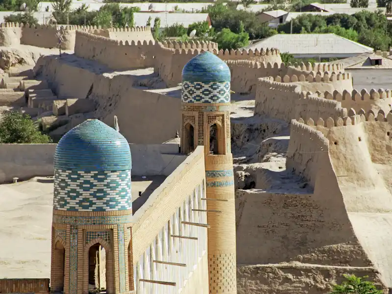 Auf Ihrer individuellen Rundreise durch Usbekistan erkunden Sie Chiwa - mit seiner intakten Stadtmauer, Moscheen und Mausoleen ein Freiluftmuseum islamischer Architektur.