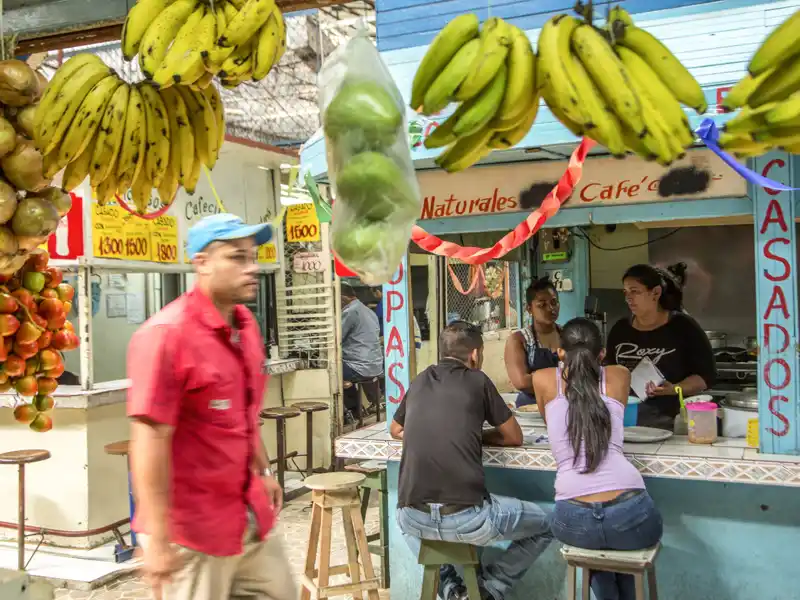 Streetfood-Stände in Costa Rica mit reichlich Vitaminen sorgen für Erfrischung auf Ihrer individuellen Mietwagen-Rundreise mit Marco Polo.