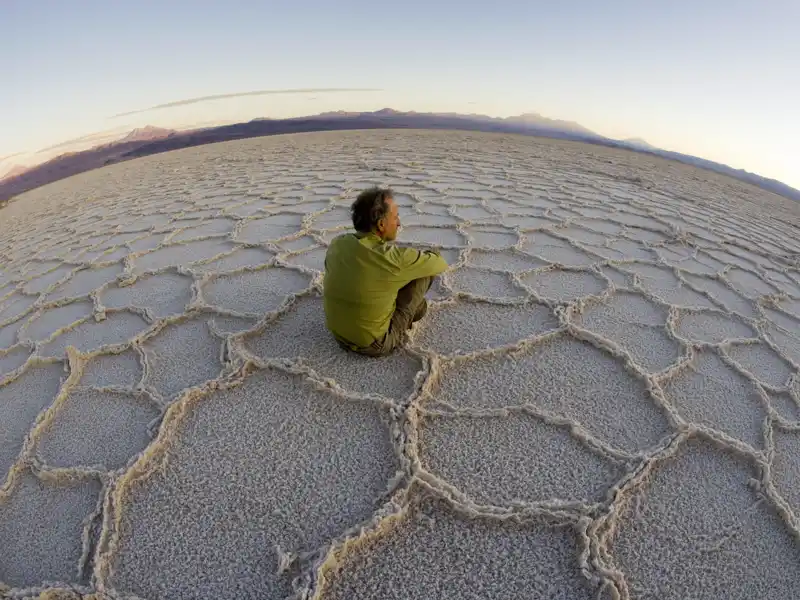 Die Atacama-Wüste zählt zu den trockensten Wüsten der Erde, und bei Ihrem Besuch erkunden Sie auch den Atacama-Salzsee. Wo das Wasser verdunstet, bildet sich eine schneeweiße Salzschicht.