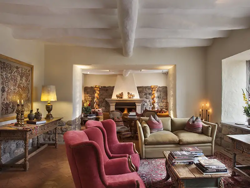 Das exklusive Boutique-Hotel La Casona liegt im Stadtzentrum von Cusco in einem alten Herrenhaus aus dem 16. Jahrhundert. 11 rustikale, im Kolonialstil eingerichtete Suiten verteilen sich um den Innenhof. Alle Suiten sind mit extra großer Badewanne/WC, Heizung, Kamin, TV, WLAN, Minibar, eleganten Holzmöbeln und bequemen Sitzgelegenheiten ausgestattet. Im Speisesaal werden Ihnen traditionelle Gerichte aus lokalem Anbau serviert. Zur Entspannung werden verschiedene Massageanwendungen angeboten.