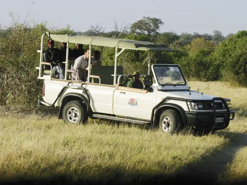 Die Game Drives erfolgen mit offenen Safarifahrzeugen. Lehnen Sie sich zurück, Ihr Ranger weiß genau, wo man die meisten Tiere sehen kann.