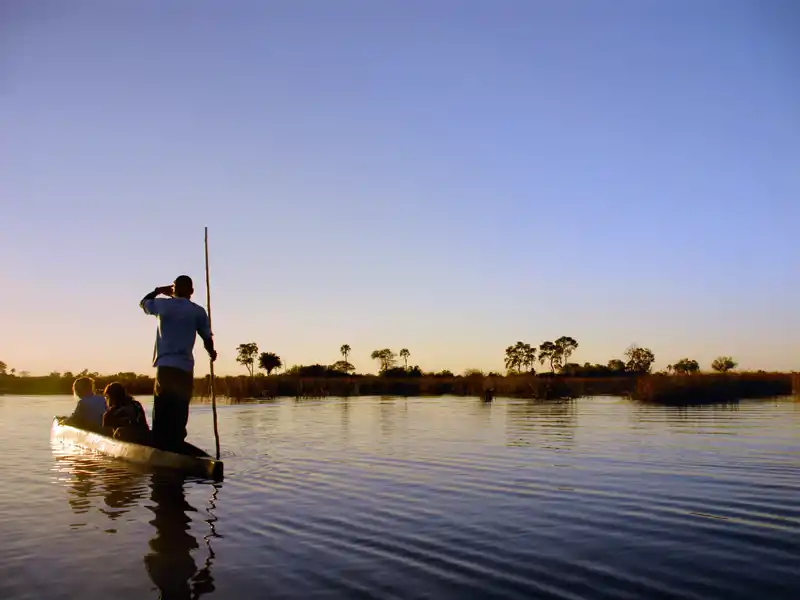 Naturerlebnisse werden auf Ihrer individuellen Rundreise durch Botswana großgeschrieben. Die Tour begeistert mit unvergesslichen Eindrücken, hier ein Sonnenuntergang bei einer Bootsfahrt im Okavangodelta.