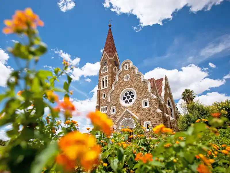 Entdecken Sie auf Ihrer individuellen Rundreise durch Namibia die wichtigsten Sehenswürdigkeiten des Landes, unter anderem die Christuskirche in Windhuk.