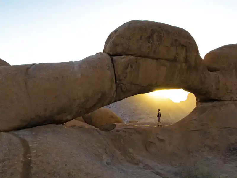 Auf dem Weg von Swakopmund in den Etoschapark in Namibia passieren Sie auf Ihrer individuellen Rundreise eine Landschaft aus ebenso bizarren wie faszinierenden Felsformationen.