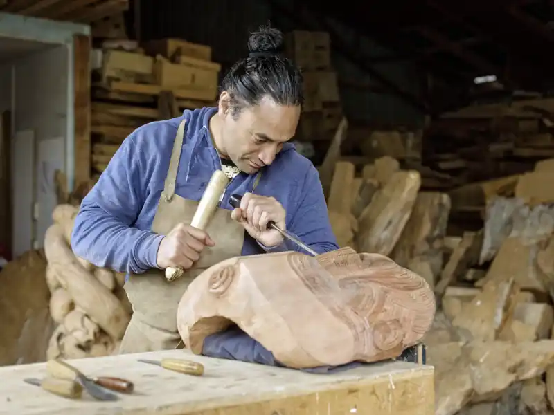 Auf Ihrer individuellen Rundreise durch Neuseeland können Sie im Auckland Museum die Holzschnitzereien der Maori bewundern.