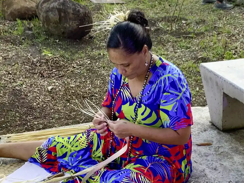 In Polynesien wird gerne geflochten. Der Besuch in einem Kulturzentrum und die Teilnahme an einem Workshop sind sehr lohnenswert.