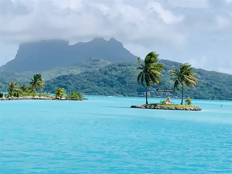 Genießen Sie bei Ankunft auf Bora Bora diesen traumhaft schönen Blick auf den Mont Otemanu. Es macht Lust auf mehr!