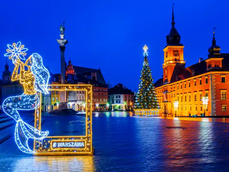 Bei einer Tasse heißer Schokolade können wir uns auf dem Weihnachtsmarkt aufwärmen