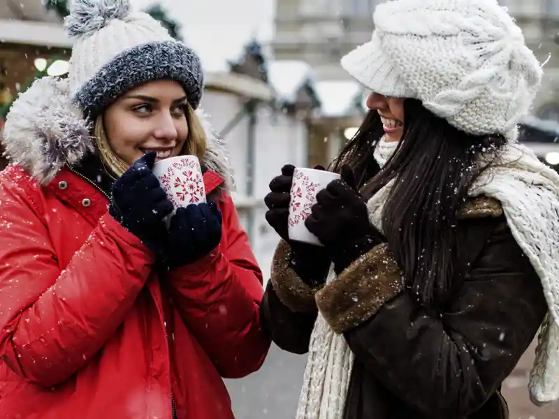 Bei einer Tasse heißer Schokolade können wir uns auf dem Weihnachtsmarkt in Warschaus Altstadt erwärmen und auf den Jahreswechsel einstimmen.