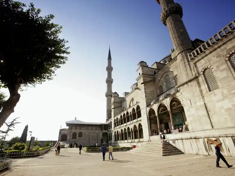 Die prachtvolle Sultan-Ahmed-Moschee in Istanbul: Ein Blick nach innen erklärt den Zweitnamen 'Blaue Moschee'.