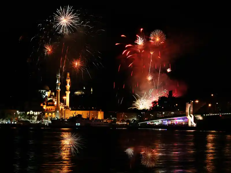 Mit einem Feuerwerk wird das neue Jahr in Istanbul begrüßt