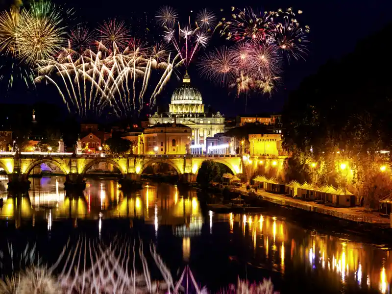 Das Highlicht unserer YOUNG LINE TRAVEL Silvesterreise nach Rom ist ohne Frage das Feuerwerk zu Neujahr - warum nicht auf einer der Tiberbrücken mit Blick auf den Petersdom und den Vatikan? Was ein Anblick!