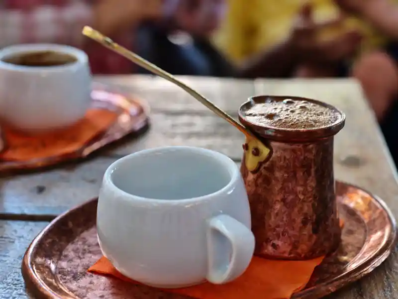 Nach einer tollen Silvesternacht in der Gruppe lockt so manchen ein intensiver griechischer Kaffee