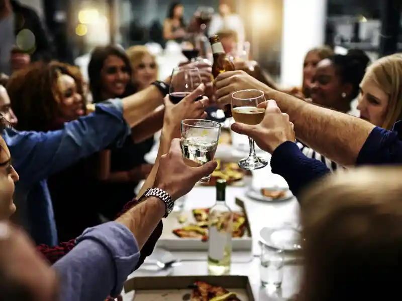 Gemeinsam stoßen wir in einer typisch griechischen Taverne auf die Silvesternacht an