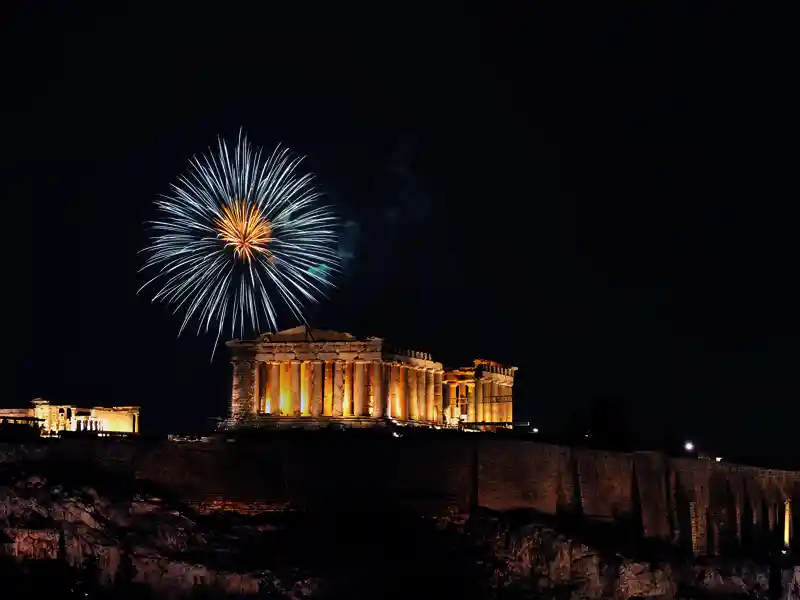 Der Blick auf die beleuchtete Akropolis gehört auch an Silvester zu den schönsten Panoramen der griechischen Hauptstadt