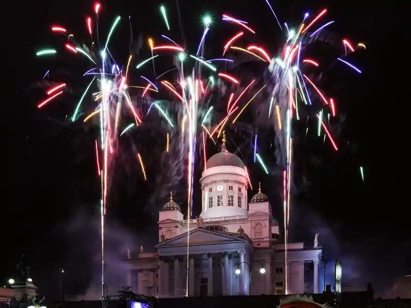 Wir genießen unser Silvester-Dinner in Helsinki in einem guten Restaurant und schauen uns das Feuerwerk im Stadtzentrum an.