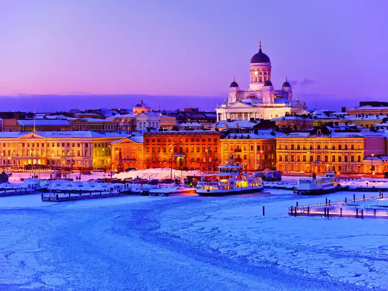 Auf dieser Reise genießen wir unbeschwerte Tage in einer Gruppe von jungen Menschen im winterlichen Helsinki