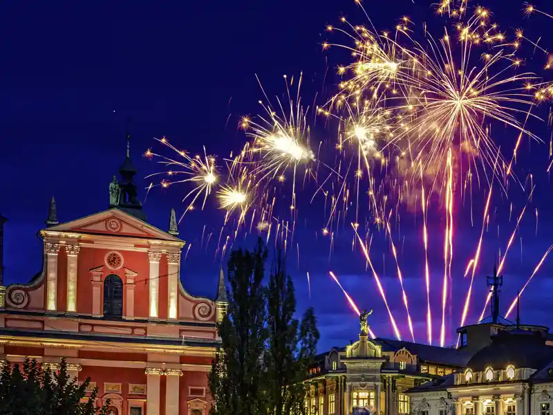 Bei der YOUNG LINE TRAVEL Silvesterreise  erleben Sie ein farbenfrohes Feuerwerk über der Altstadt von Ljubljana.