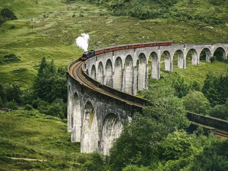 Auf unserer Rundreise mit YOUNG LINE duch Schottland ein Highlight für alle Harry-Potter-Fans: der Glenfinnan-Viadukt - und wenn der Hogwarts Express gerade nicht darüberdampft, ist der Jacobite Steam Train auch ein tolles Fotoobjekt.