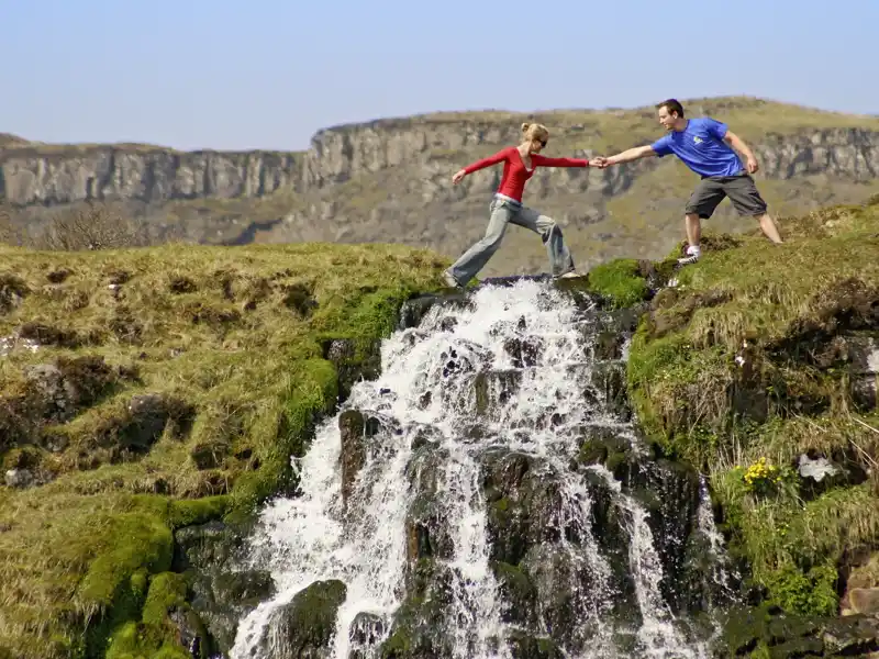 Auf unserer YOUNG LINE TRAVEL Rundreise durch Schottland erleben wir die raue Natur hautnah und wandern gemütlich durch die Berge.