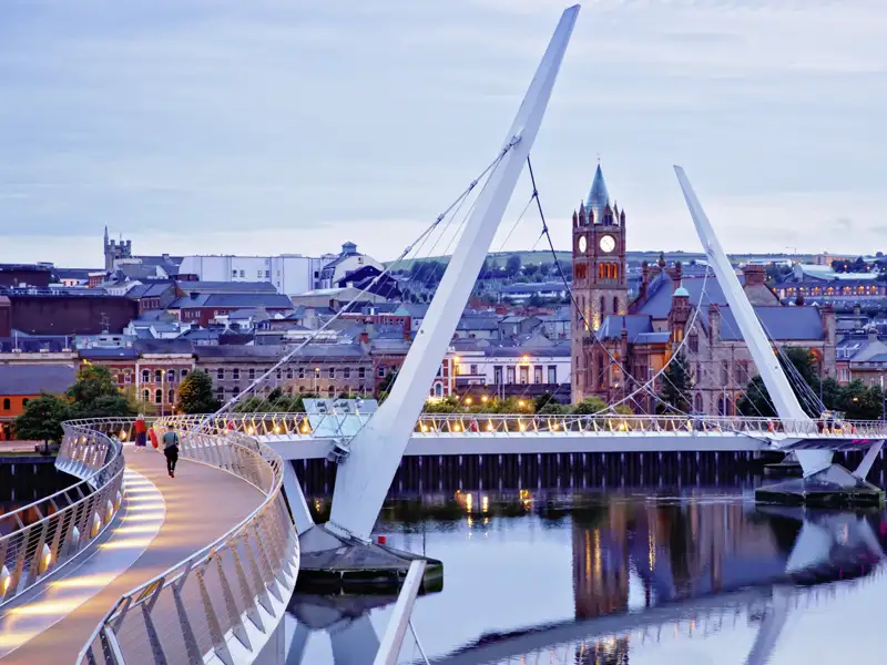 Auf unserer YOUNG LINE Rundreise durch Irland überqueren wir die Grenzen nach Nordirland und erreichen Derry – wir spazieren zum Ufer des River Foyle, dem neuen Gesicht der Stadt, und später vielleicht in eine der angesagten Brauereien auf der anderen Seite der Peace Bridge.