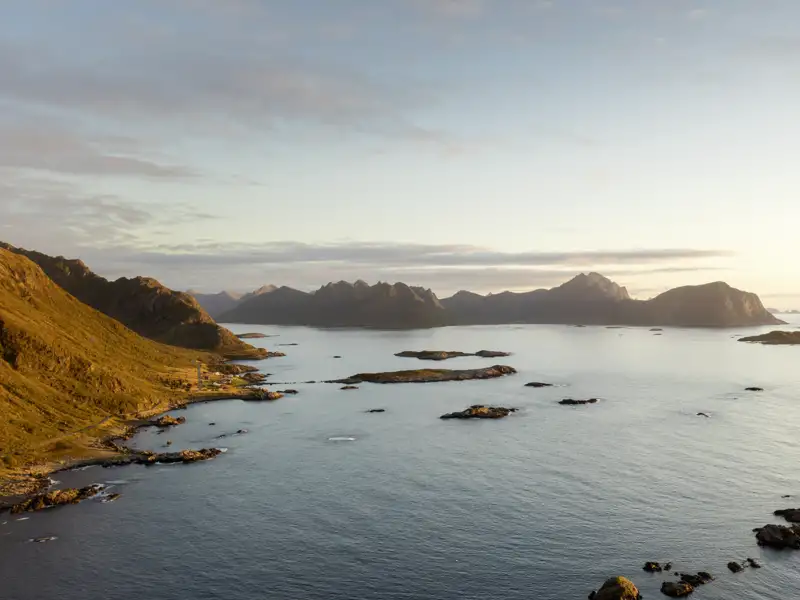 Die Mittsommernacht taucht die Inselgruppe der Lofoten in ein unbeschreibliches Licht.