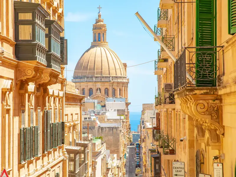 Auf unserer YOUNG LINE Rundreise nach Malta tauchen wir in Valetta ein in die historischen Straßenschluchten der Kreuzfahrerstadt.