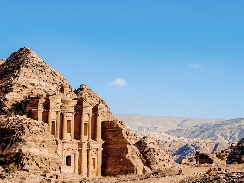 Nicht fehlen darf auf unserer YOUNG LINE TRAVEL Rundreise durch Jordanien die versteckte Stadt Petra in der Wüste