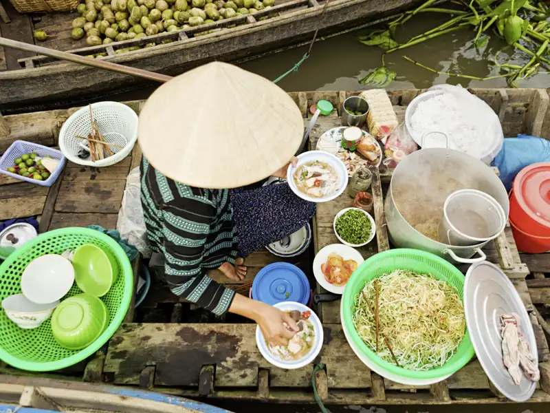 Auf den schwimmenden Märkten im Mekongdelta wird von Nudelsuppe bis hin zu Obst und Gemüse allerlei verkauft - und unser Boot treibt mittendrin. Lassen auch Sie sich treiben auf der Flut von Eindrücken, die Ihnen auf unserer smart&small-Rundreise durch Vietnam begegnen.
