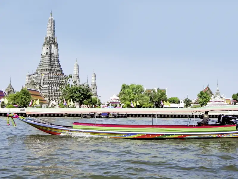 Knatternde Langschwanzboote gehören in der thailändischen Hauptstadt Bangkok auch heute noch zum Alltag
