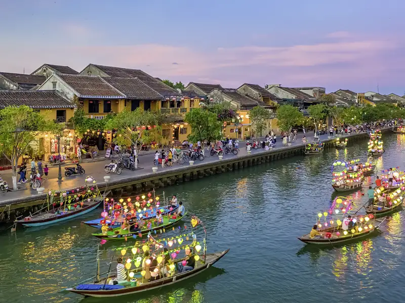 In Hoi An genießen junge Traveller ab 35 gemeinsam die abendliche Stimmung am Fluss.