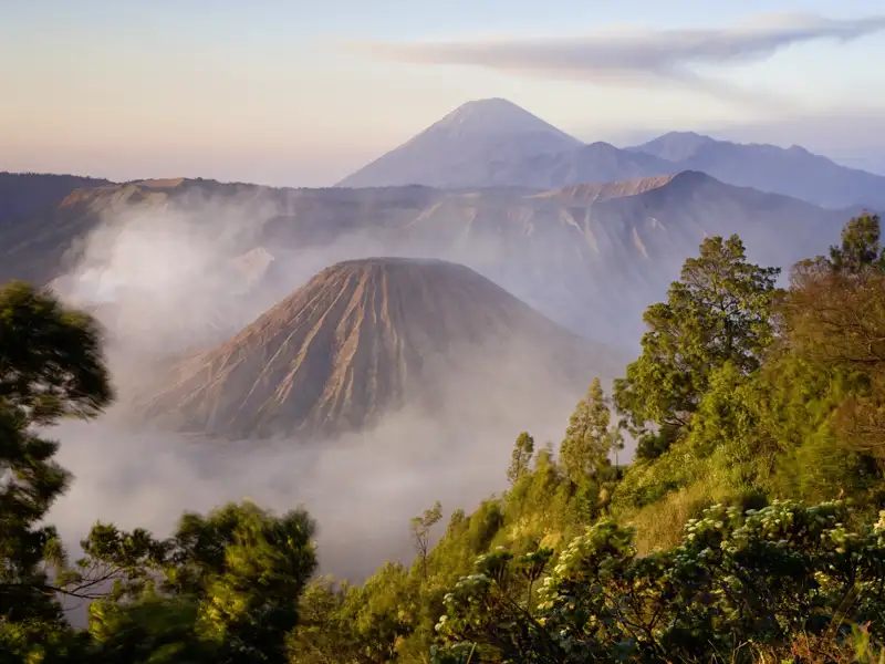 Es ist fast noch Nacht, wenn auf unserer YOUNG LINE Rundreise durch Indonesien der Wecker klingelt und wir mit Jeeps den Mt Bromo erklimmen - doch der Sonnenaufgang entschädigt alles!
