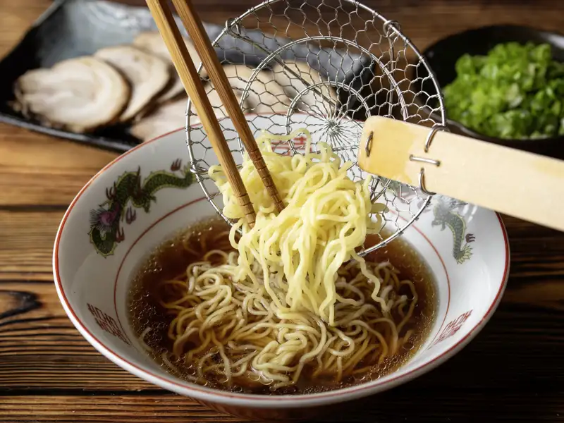Auf dieser Reise mit YOUNG LINE schlemmen wir uns ganz sicher auch durch die Leckereien der japanischen Küche!