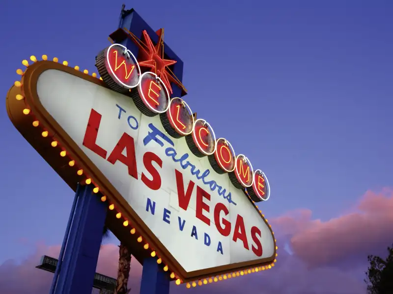 Welcome to Fabulous Las Vegas! Auf unserer YOUNG LINE Rundreise besuchen wir auch die berühmteste Spielerstadt der USA und bestaunen am legendären Strip das Neonlichtermeer und die perfekten Kopien berühmter Bauwerke.