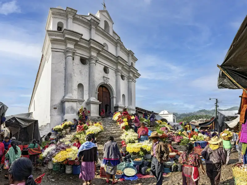 Markttag in Chichicastenango während unserer YOUNG LINE TRAVEL Rundreise durch Guatemala. Ein Farbenmeer aus Folklore und Food: Decken, Hängematten, Ponchos hier, Obst, Gemüse, Federvieh da. Snacken und shoppen ist angesagt. Drei, zwei, eins, meins? Miguel hilft beim Feilschen! Die Krönung: Eine einheimische Familie öffnet Tür, Tor und Töpfe bei sich zu Hause! Beim traditionellen Mittagessen kommen auch viele Insiderinfos auf den Tisch.