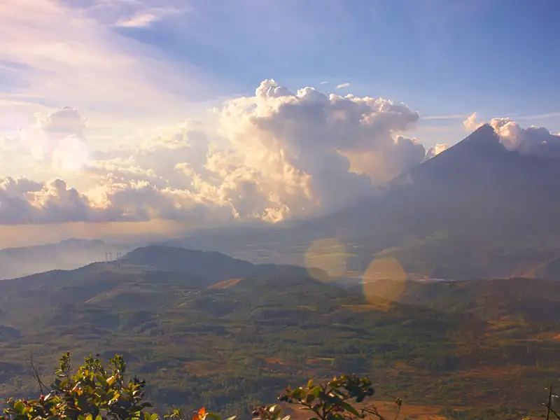 Auf unserer YOUNG LINE TRAVEL Rundreise durch Guatemala besteigen wir den weltweit aktivsten Vulkane, den Pacaya (2552 m, ca. 400 Höhenmeter). Aber keine Sorge: Guatemala verfügt über ein ausgereiftes Frühwarnsystem. Über Lavastock und -stein wandern wir bis knapp unterhalb des Gipfels. Hör- und spürbar brodelt und dampft der Pacaya unter unseren Füßen.