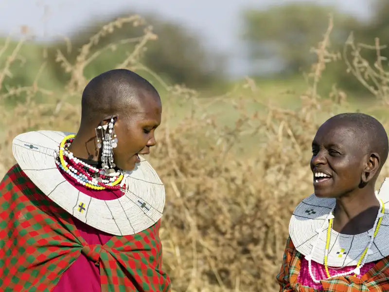 Die Massai gehören zu Tansania. Und auch auf unserer YOUNG LINE TRAVEL Rundreise durch das Land haben wir die Möglichkeit, eines der traditionellen Dörfer zu besuchen.