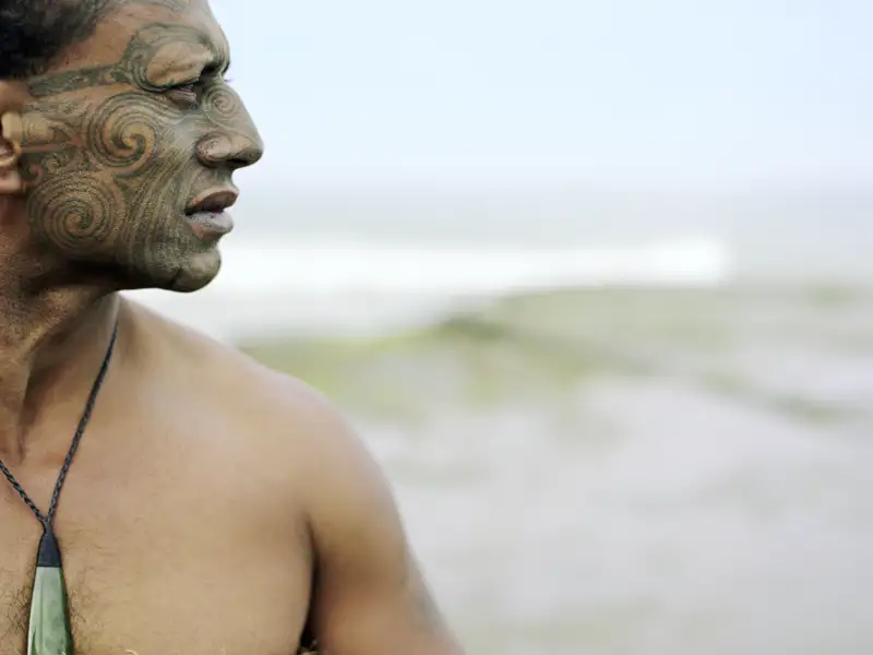 Keine Reise nach Neuseeland, ohne auf die Spuren der Maoris zu stoßen. Auf unserer YOUNG LINE Reise besuchen wir ein Versammlungshaus der Ureinwohner.