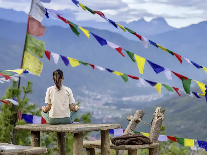 Bei Ihrer Reise durch Bhutan bestaunen wir die vielen bunten Gebetsfahnen.