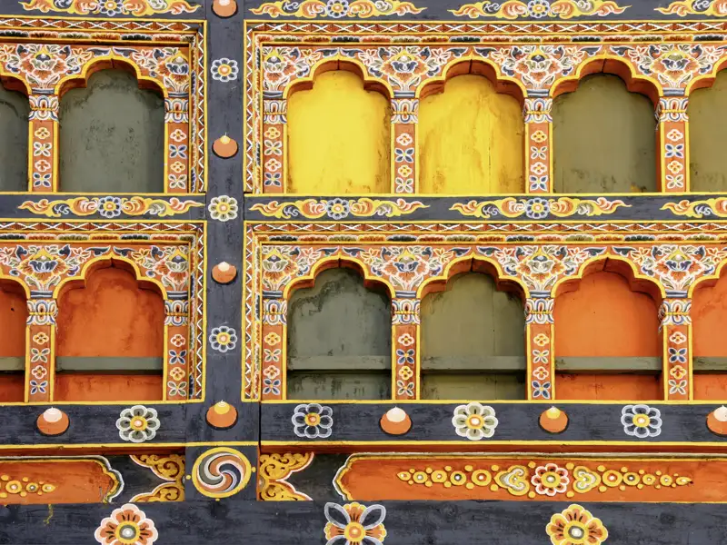 Bei Ihrer Reise durch Bhutan sehen wir kunstvolle Verzierungen auf den Klöstern.