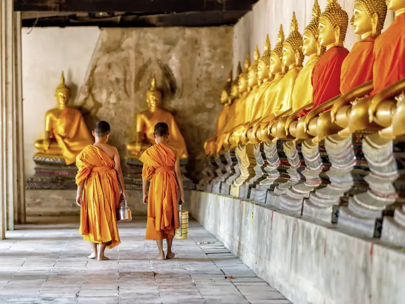 Der Buddhismus spielt in Thailand eine wichtige Rolle. In Klöstern und Tempeln treffen Sie auf Ihrer Rundreise immer wieder auf Mönche.