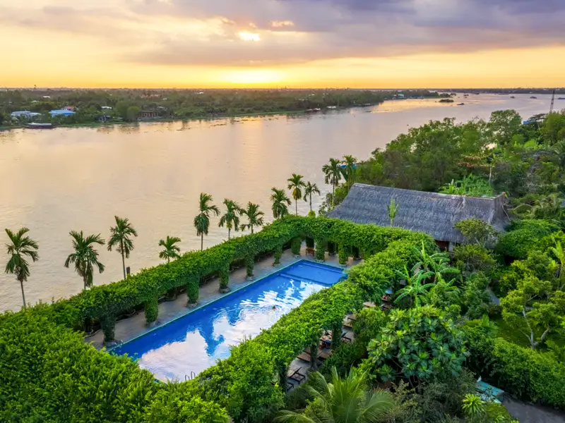 Die Mekong Lodge am Ufer des Mekong ist perfekt, um in Vietnam anzukommen: Die 26 Bungalows, eingebettet in Blumen- und Obstgärten, verbinden regionalen Charme mit Komfort und Natur.